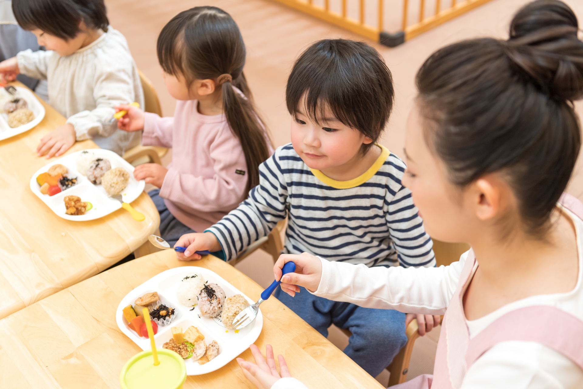 給食の提供 | 大阪府大阪市鶴見区の認定こども園なら学校法人三愛学園